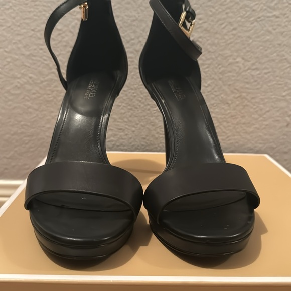 Beautiful shoes , I am selling because, I don’t use anymore, black color - Picture 4 of 4